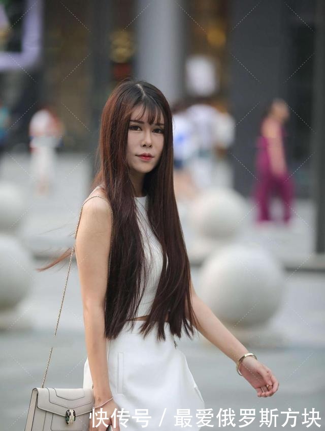 搭配|白色针织背心搭配白色裙裤,简约搭配清爽又宜人