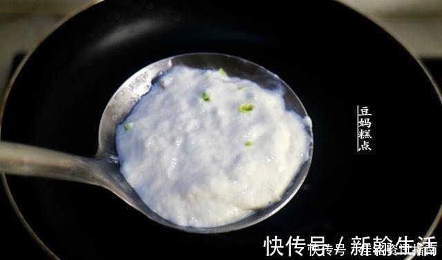 搅拌均匀|手不沾面，教你做葱花饼，早起5分钟搞定，越放越香软