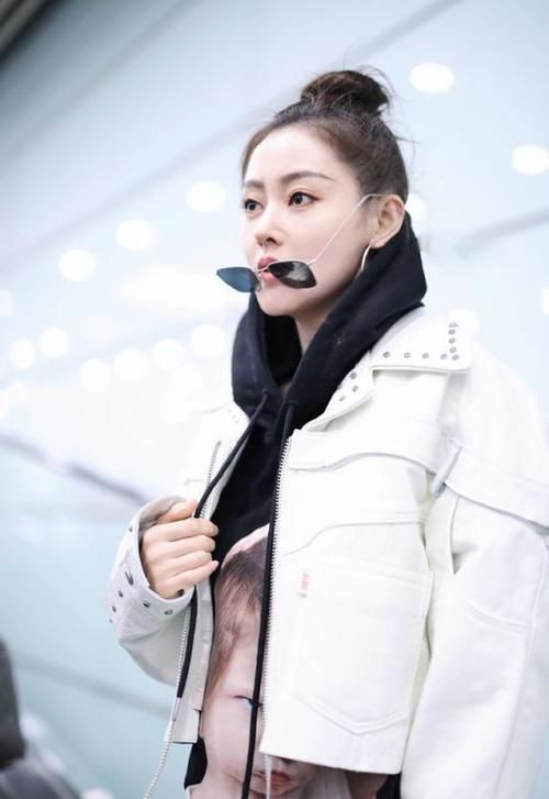 五官|被小姐姐的气质给征服了，短款外套搭配紧身裤，五官也很精致