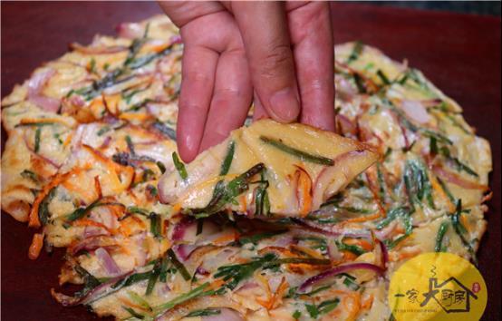 搅拌均匀|洋葱不要凉拌了,淋入两个鸡蛋,连吃一周都不腻