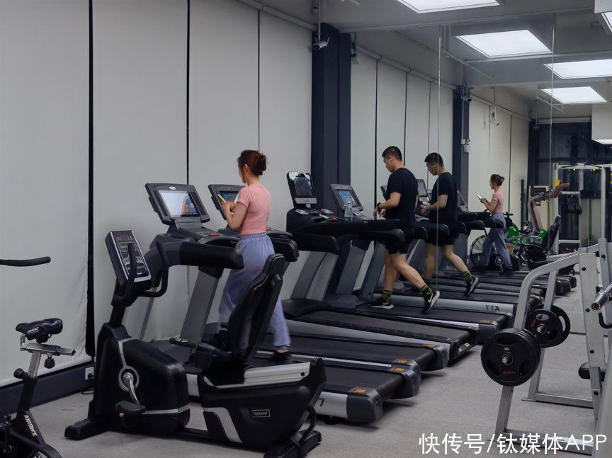 这届年轻人,一到深夜就「打卡」健身房