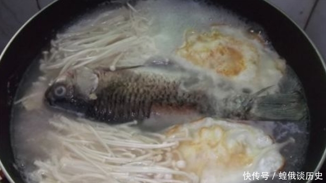 炖鱼汤,别只知道加水,多加一样东西,浓白不腥,一上桌连喝3碗