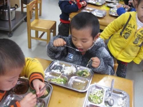 老师晒幼儿园午餐照秒撤回，眼尖的家长发现端倪：给个合理的解释