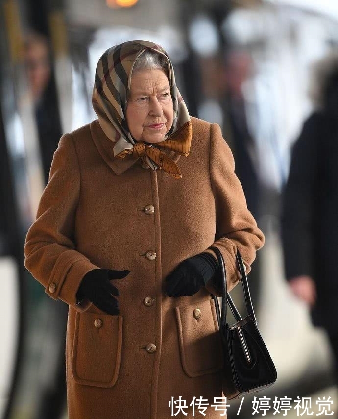 戴帽子|92岁英国女王难得淘气,扮成乡村老太好可爱,自己搭火车过圣诞