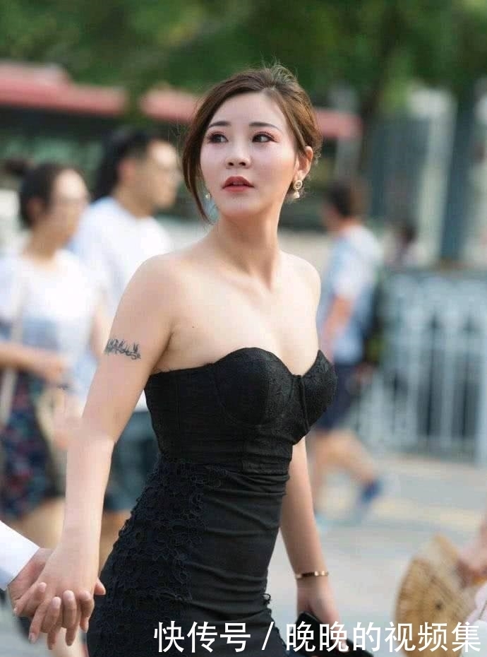 身穿红色低v领长裙的美女好性感,移不开眼