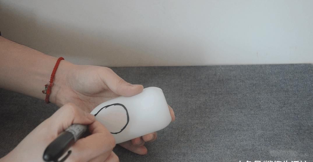 晾衣架不用花钱买了, 用塑料瓶就能做一个, 家家户户都用得着