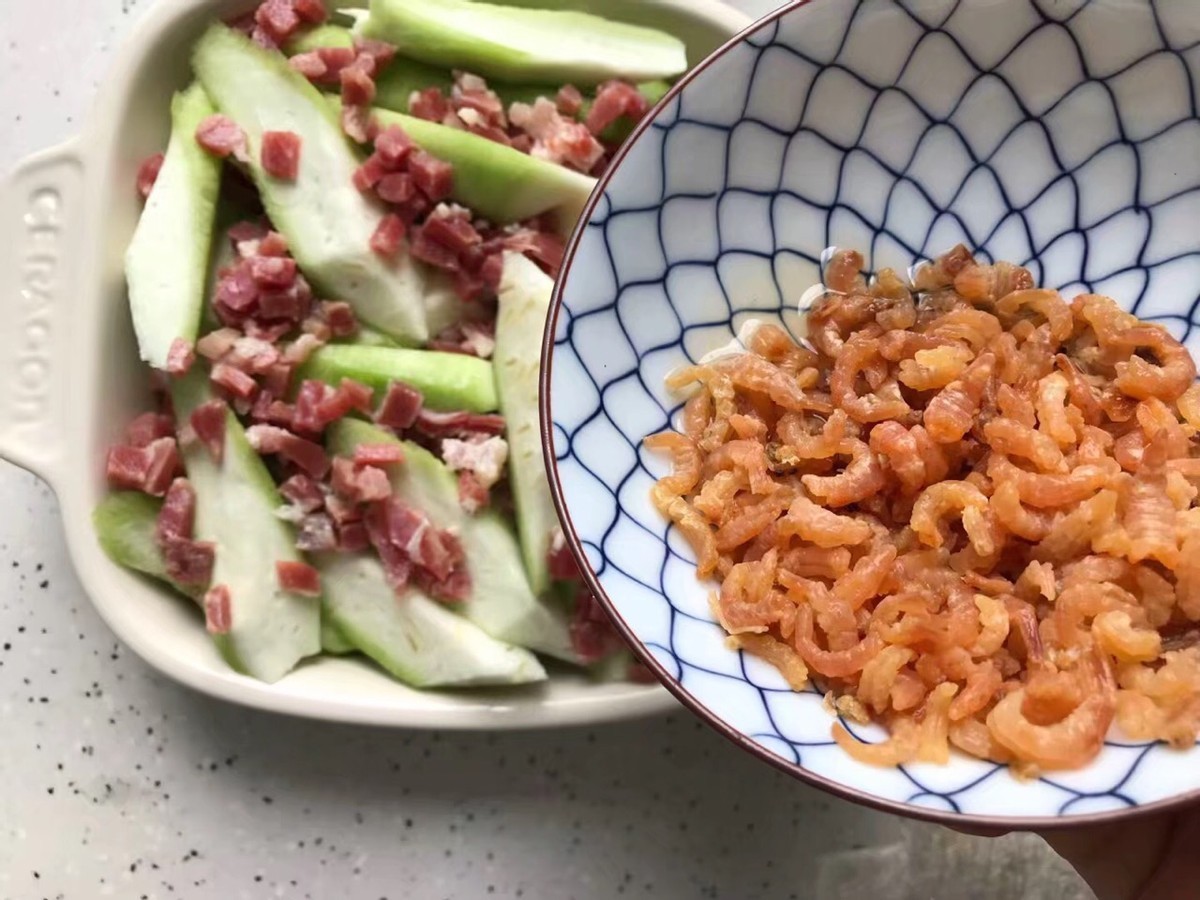 鲜嫩|丝瓜此做法，鲜嫩又营养，蒸一蒸就上桌，大人孩子都爱吃