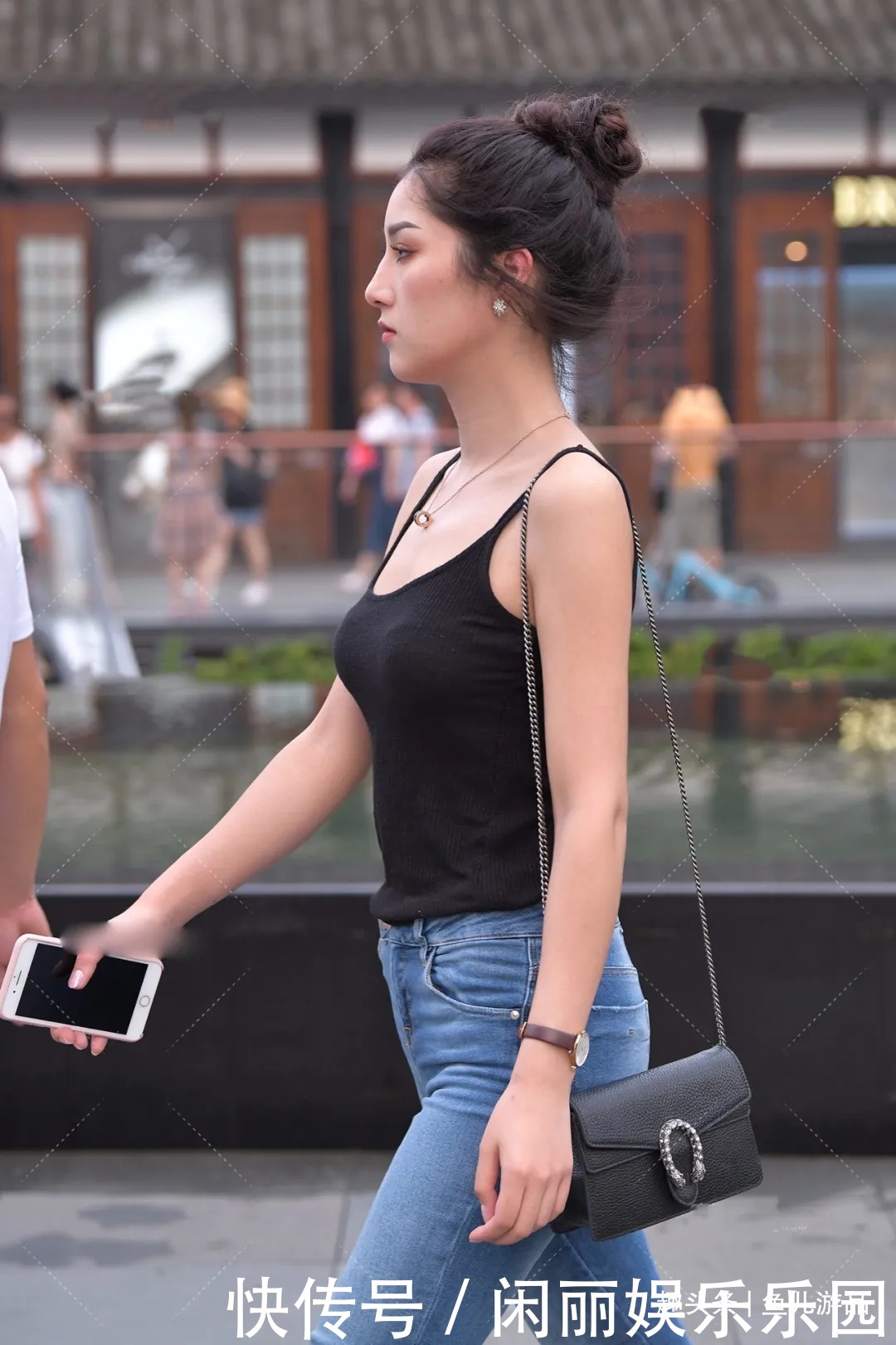 美女|街拍：黑色吊带搭配宽松喇叭裤，背面镂空成亮点，搭配简单也很美