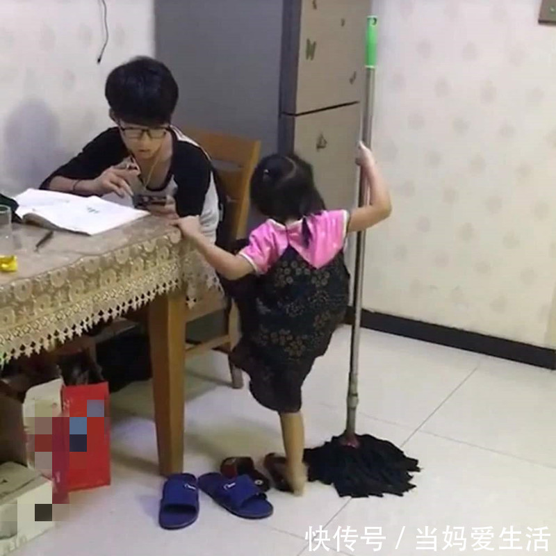 父母|写作业遇难题,哥哥把2胎妹妹摆桌上“镇题”,网友:最萌陪读
