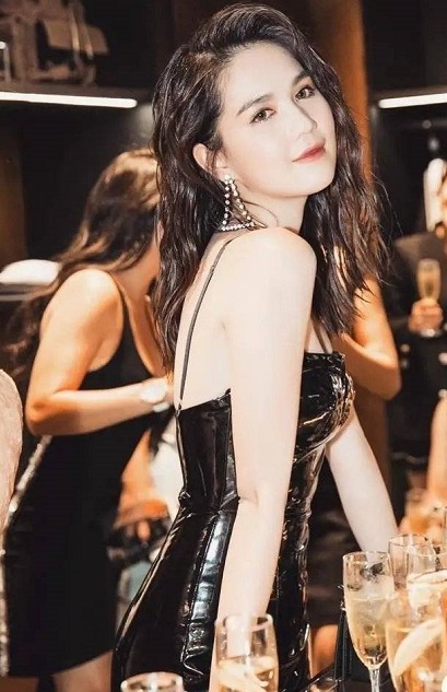 紧身|“越南美女”邓玉贞够大胆,穿漆皮二分裙,不吝啬自己好身材