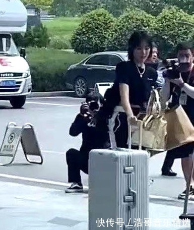 周也|中餐廳最新路透,姚安娜多看龔俊一眼都被罵,節(jié)目未播就遭受網(wǎng)暴