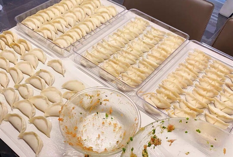 饺子包好后别直接放冰箱,容易开裂粘连,教你一招,放1年都新鲜