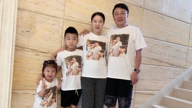 乒乓球|奥运冠军王楠晒10岁儿子，乒坛首战小组第一，4岁女儿球技不输妈