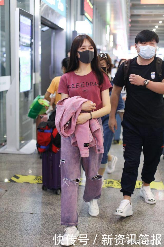 秦牛正威穿粉色T恤搭配紫色破洞牛仔裤,清新唯美,潮流又时尚