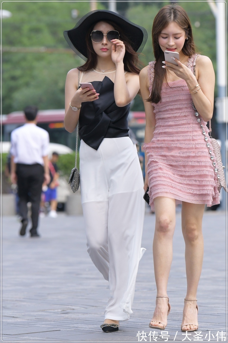 小姐姐|美女街拍:少女心十足的气质美女,真怀疑小姐姐的年龄,我的父母估计喜欢她