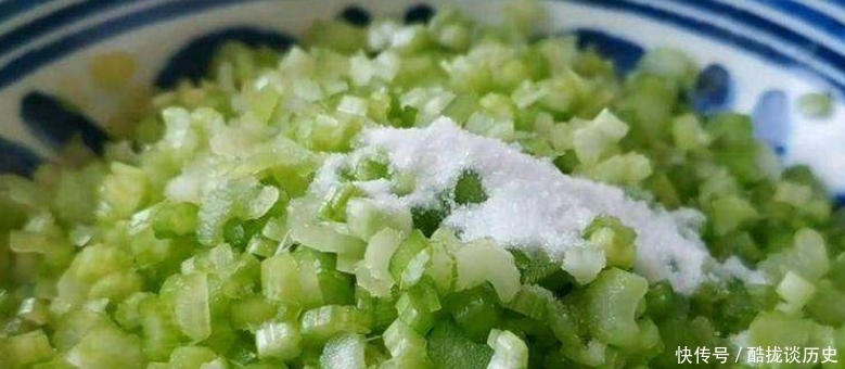 脆嫩|芹菜包饺子,先焯水还是直接包?都错了,这么做才翠绿脆嫩不出水