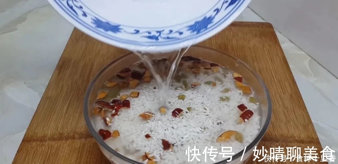 糯米又出新吃法，加2把红枣，个个焦脆又软糯，出锅孩子抢着吃