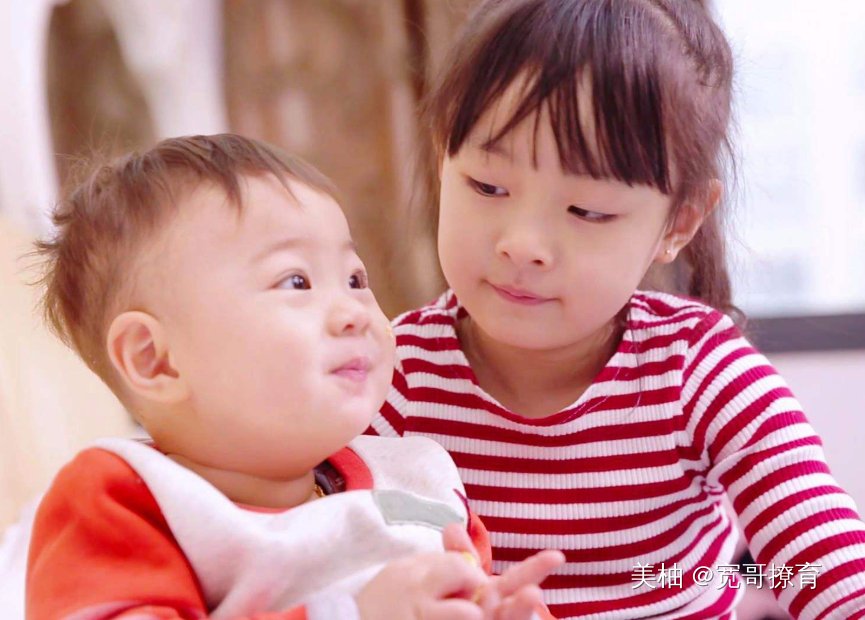 举动堪称|二胎又是个女儿,爷爷"教科书"式反应,网友:羡慕了