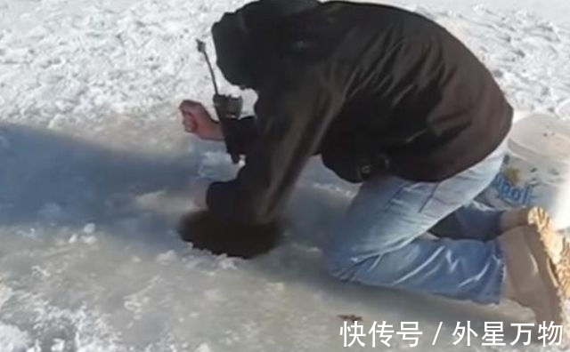 冰面|奇闻：男子冰面上凿了一个洞，从里面拉出来的东西够买辆兰博基尼