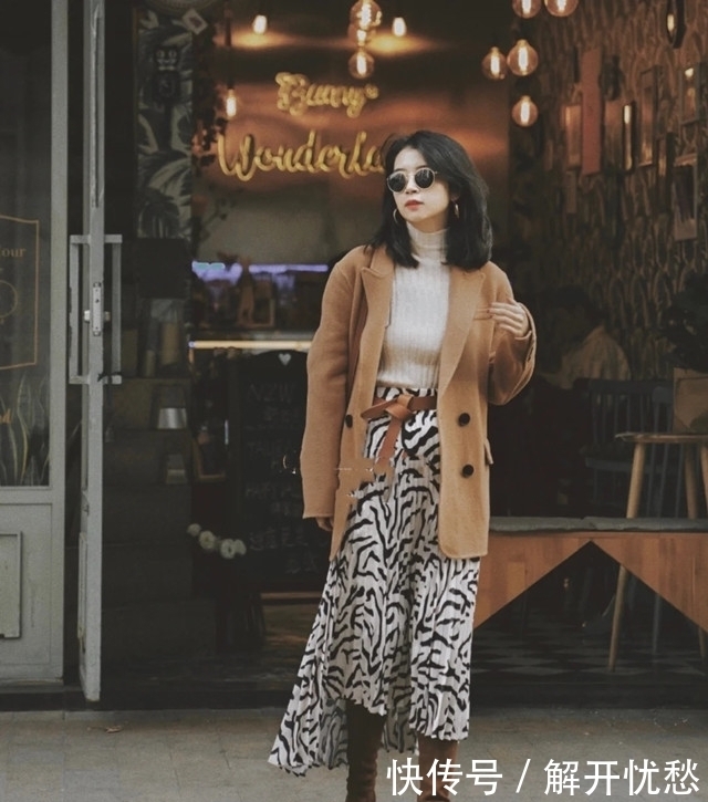 显瘦|讲真的,穿大衣时,最好别配这2种裤子,多穿另外3种,显瘦又洋气