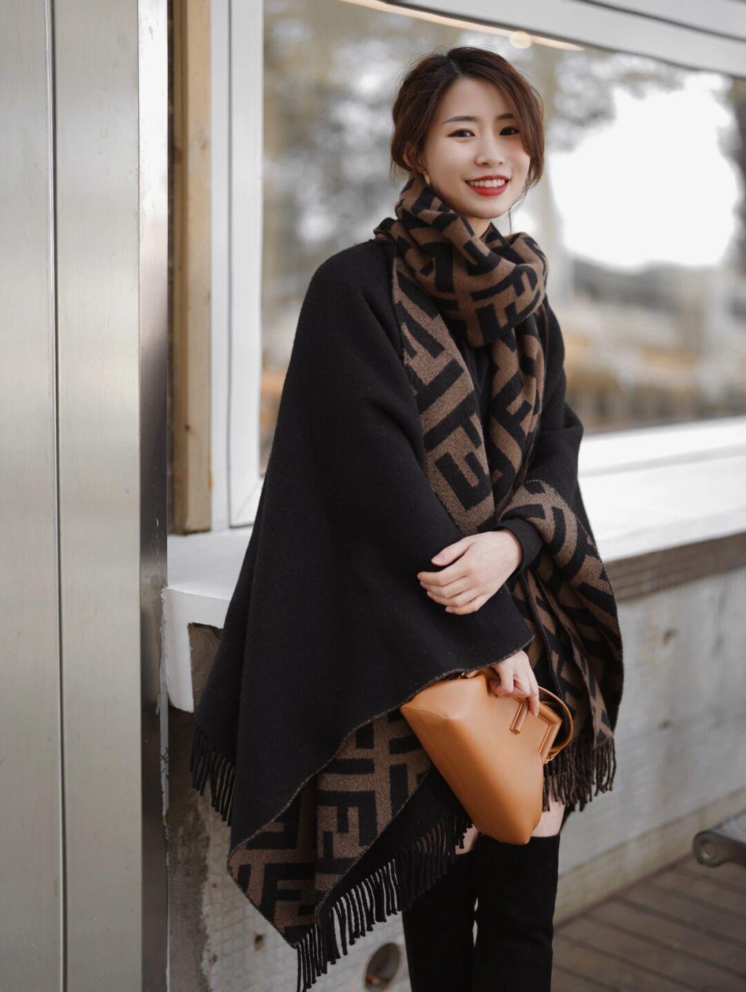 斗篷 天冷后火了一种外套,叫“大衣”,结合上打底衫,温暖优雅又洋气