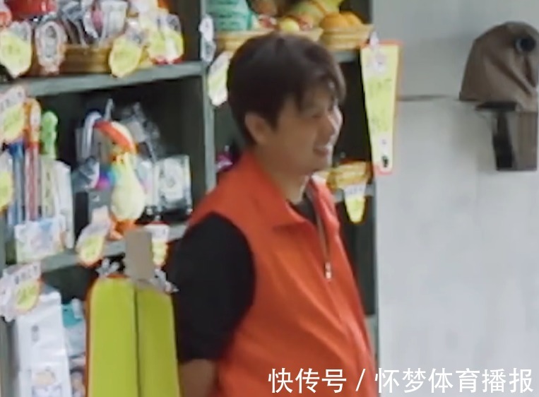 杨紫跑仓库赊香肠,一碗烤肠太抢镜,导演张航希都忍不住偷笑