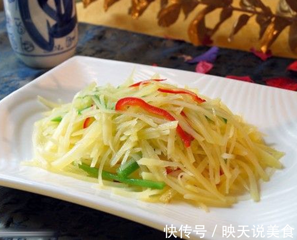 炒土豆丝时，万万不可直接下油锅，多加“1步”，吃起来又脆又香