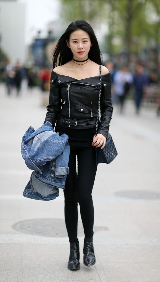 美女 身材苗条的美女,一身休闲的穿搭,秀气又端庄