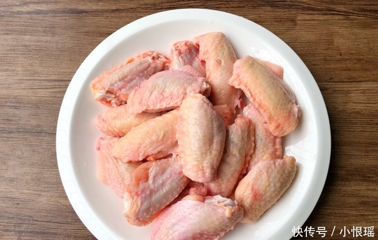 鸡翅这样做,鲜嫩多汁,好吃到舔手指,做法用料超简单