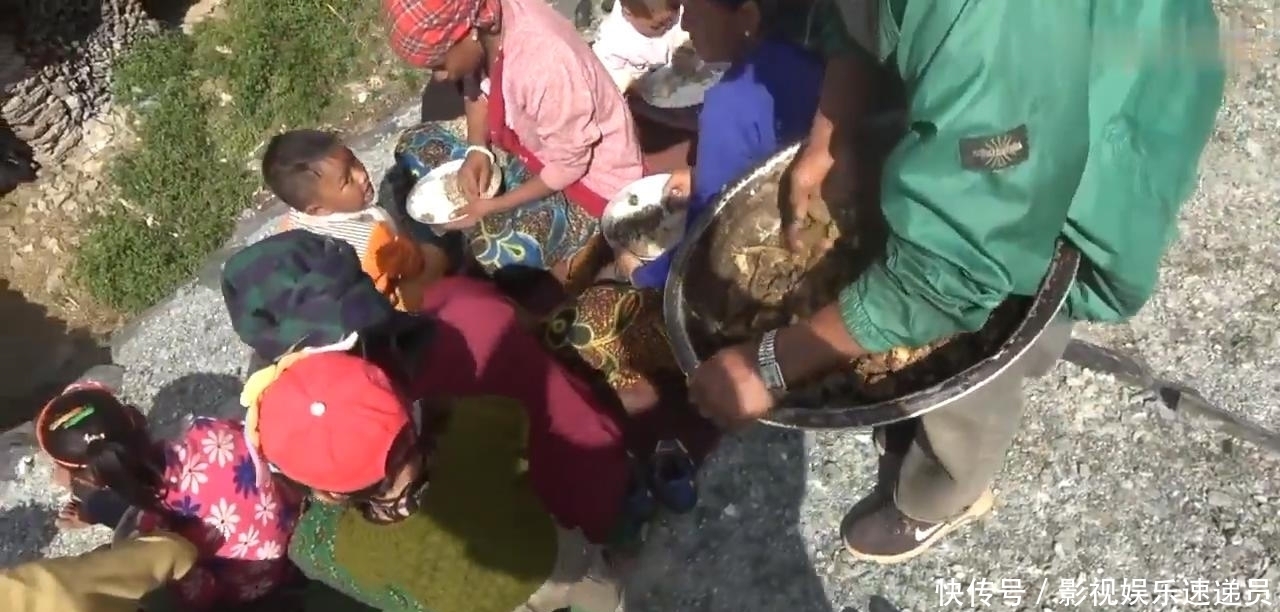 农村|尼泊尔农村大型酒席,场面壮观,只吃一个菜咖喱羊肉配米饭