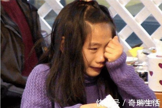 宝妈|6岁熊孩子拿别人奶茶喝,宝妈强势护短,女孩回答让宝妈局促不安