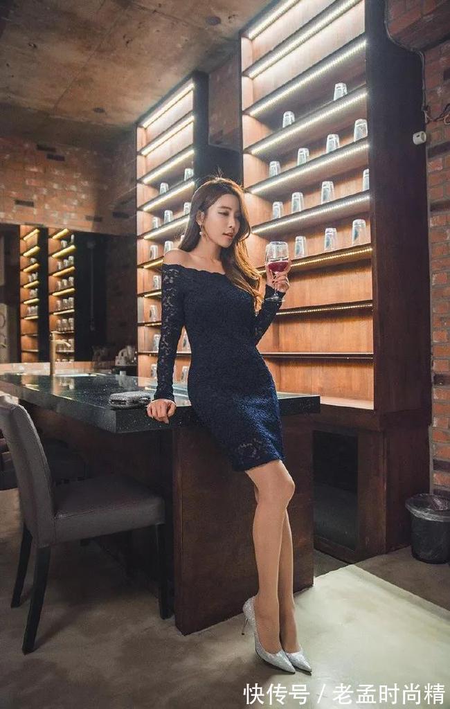 连体短裤 街拍美女：紧身裙搭配高跟鞋，秀出女性魅力的好身材