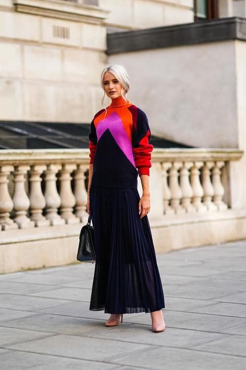  年轻|女人过了40别老穿纯色的，毛衣上添点花纹更个性，看着年轻了不少