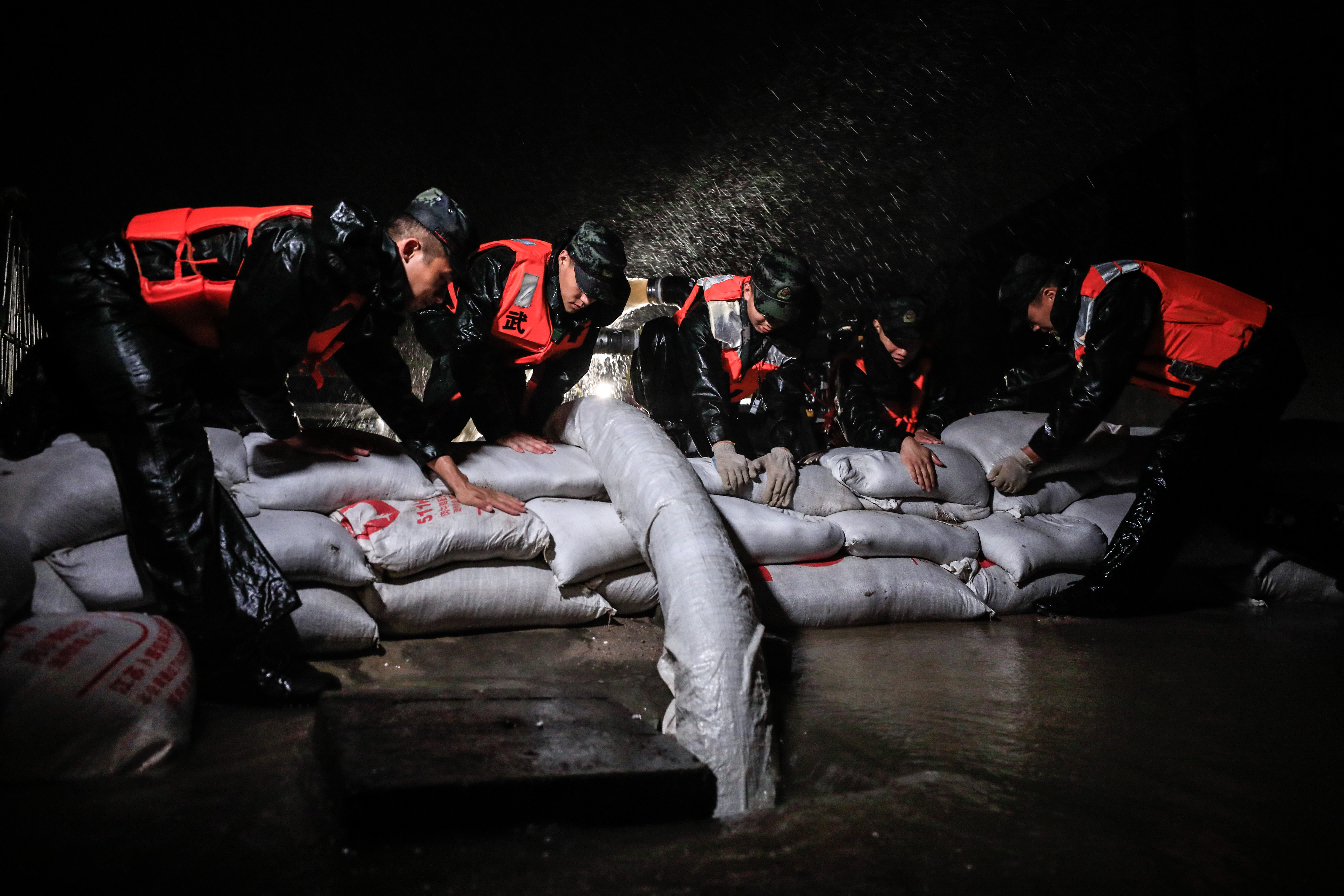 堤坝|台风过境引发居民区内涝，武警雨夜驰援……