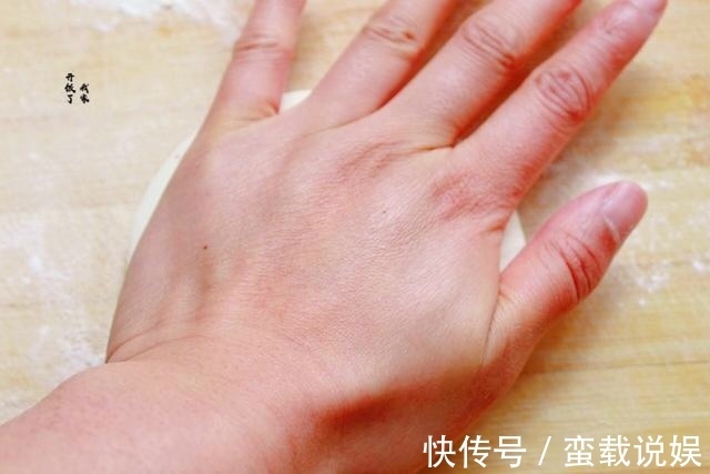 酥到掉渣的烧饼，平底锅就能做，每次一斤面，咸香酥脆，出锅必光