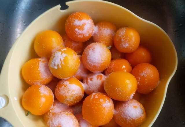 冬天,别忘了吃这水果,熬成酱用水冲着吃,早晚一杯润燥更润嗓