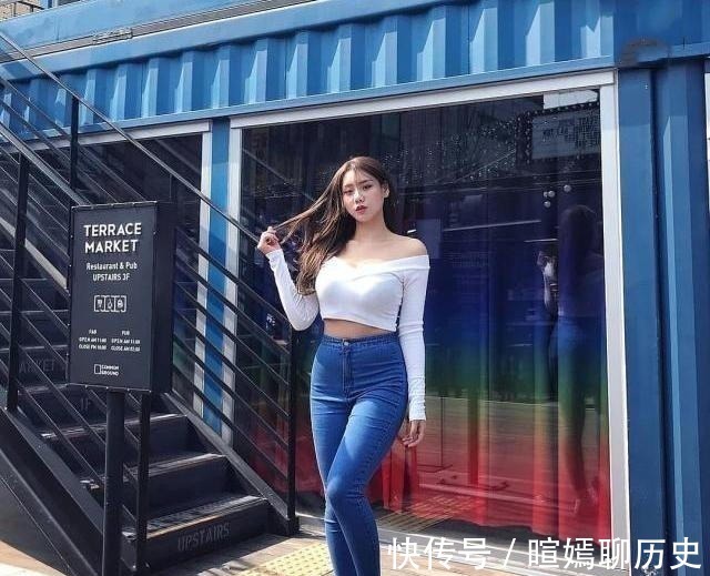 时尚 穿紧身牛仔裤的小姐姐,散发出迷人香气,身材纤细气质妩媚