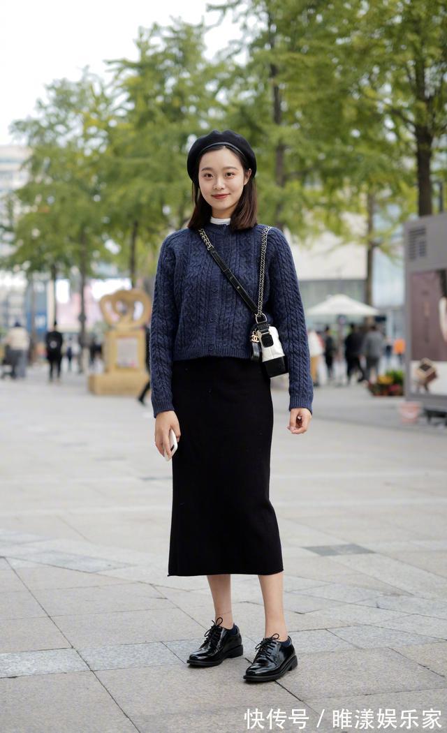 小黑裙 毛衣下面不一定搭裤子,今年流行“毛衣+半身裙”,优雅显高级