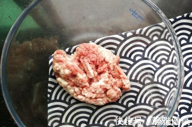 调肉馅时,放料酒是大忌。正确方法告诉你,肉馅鲜嫩多汁无腥味