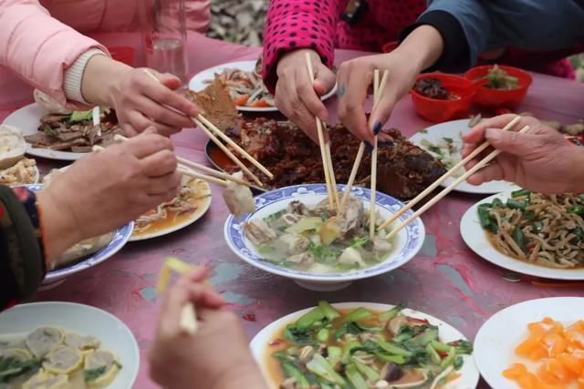 在農(nóng)村吃大席,飯桌上的這幾幕真讓人受不了,我是餓著肚子回家的