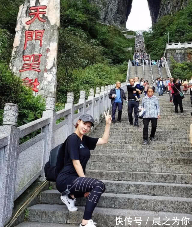 韩国健身网红,葫芦型身材分外迷人,大长腿更是吸睛十足