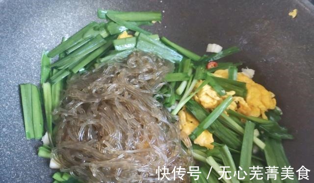 鸡蛋和粉丝一块做，炒一炒就出锅，方便简单，好吃又下饭！