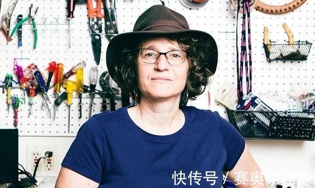 色彩#她是用玻璃雕塑“织毛衣”的第一人,这质感极其逼真!手太牛逼了