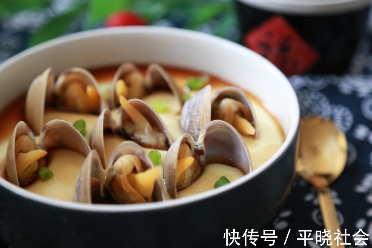 味道|鸡蛋羹吃腻了,换一种新鲜的吃法,加入海鲜,味道鲜美又嫩滑