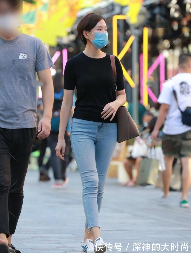 短袖 黑色短袖搭配修身牛仔裤,休闲时尚,显瘦百搭!