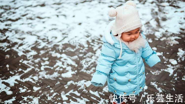 腊月|寒冬腊月嬉戏勿随意,儿童“玩雪”注意这两点,冬日里会更HIGH
