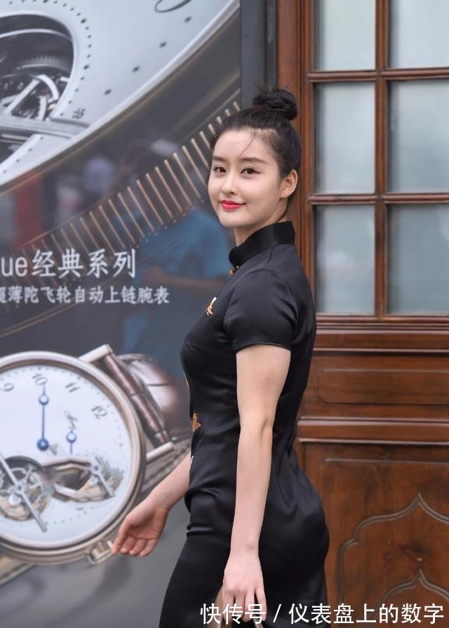 美女 优雅丰腴的美女将这件旗袍穿出了雍容华贵的感觉!