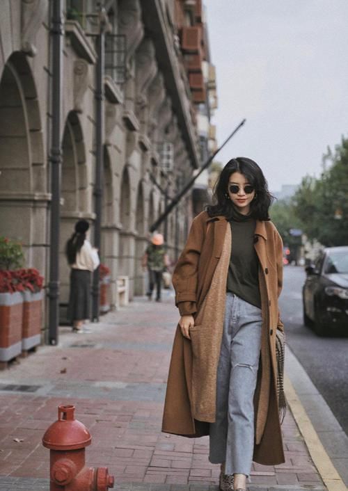 大衣|去年的大衣怎么穿学三木深驼色大衣配同色针织开衫,高级又时髦