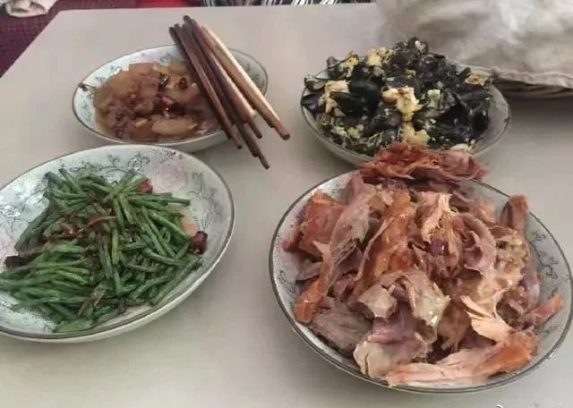 伙食|朱之文又曬美食但網(wǎng)友的目光卻盯上了飯桌旁邊,暴露了問題