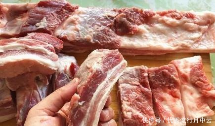  冷冻肉解冻，别直接用水泡！老师傅教你，快速解冻，肉质新鲜